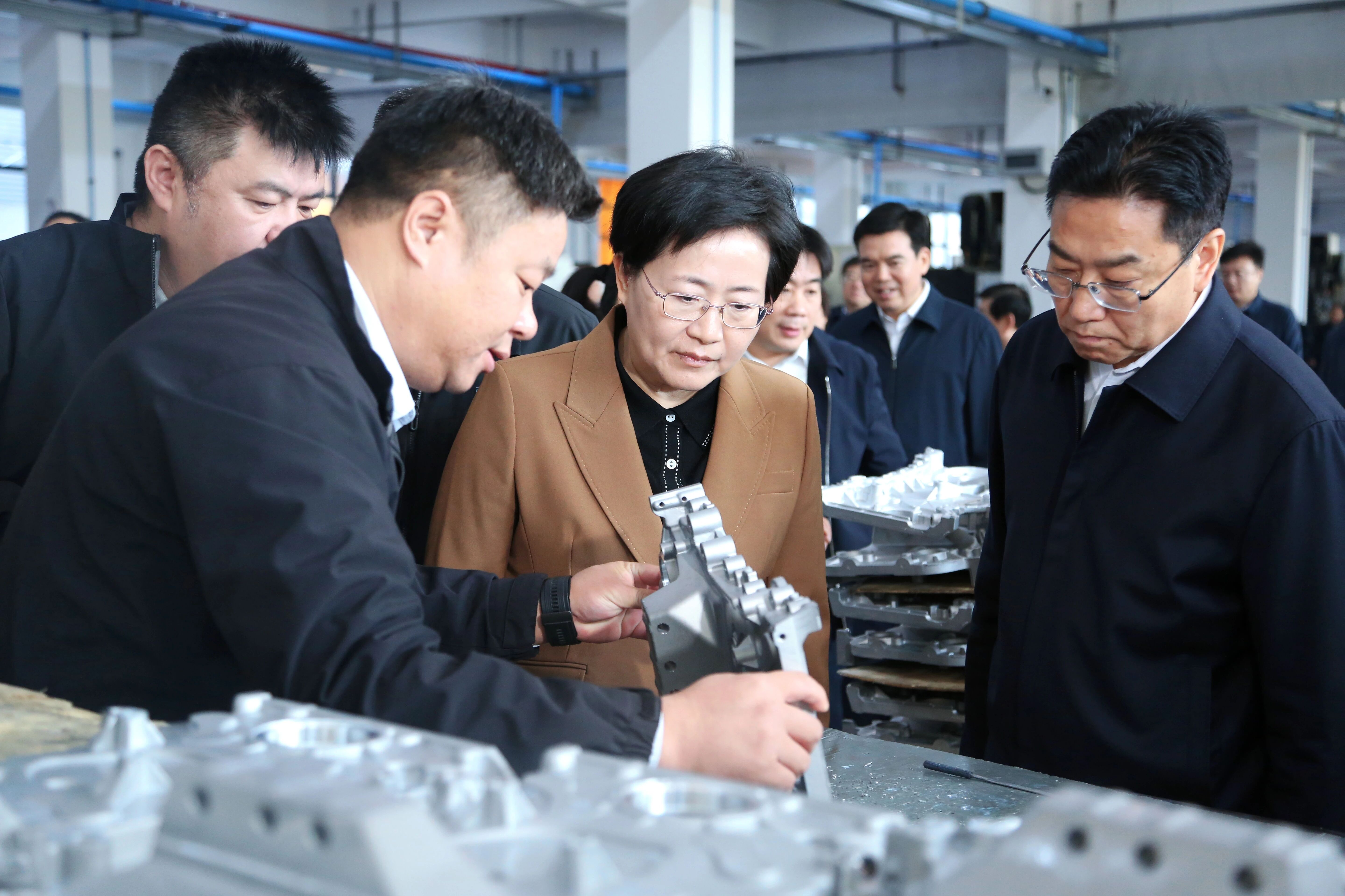 亳州市市委书记、市委副书记、代市长到安徽昶威智能科技有限公司实地观摩